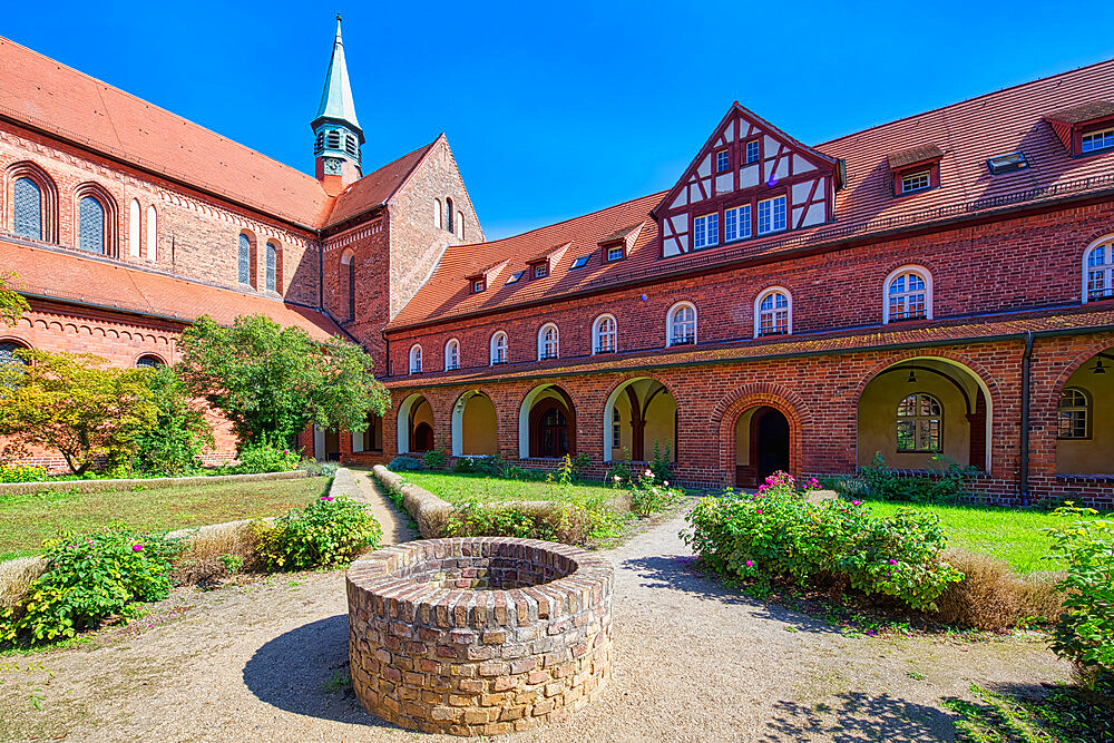 Former Cistercian Lehnin Monastery, St. Mary's Gothic Church and cloister courtyard, Brandenburg, Germany, Europe