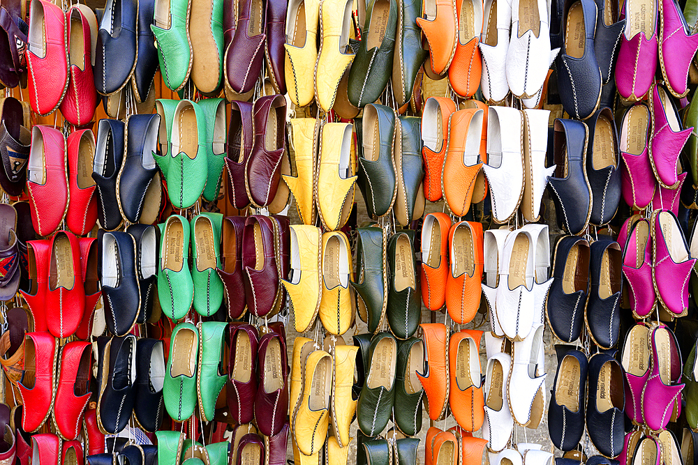 Colorful shoe shop in Gaziantep bazaar, Turkey, Asia Minor, Asia