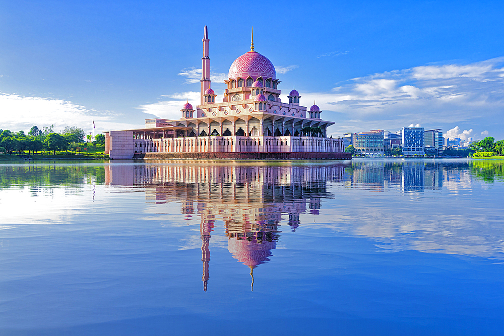 Putra Mosque reflecting in Putrajaya lake, Putrajaya, Malaisia