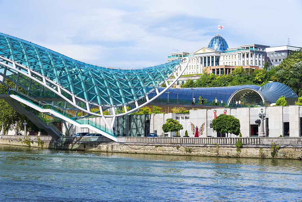 Peace Bridge over the Mtkvari River, designed by Italian architect Michele de Lucci, Tbilisi, Georgia, Caucasus, Asia