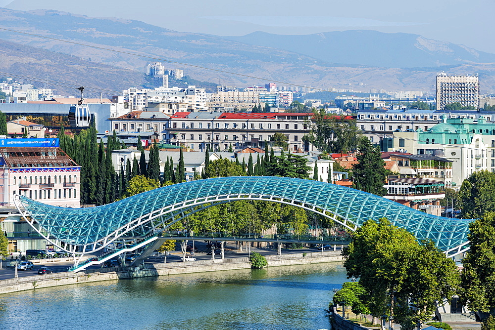 Peace Bridge over the Mtkvari Rver, designed by Italian architect Michele de Lucci, Tbilisi, Georgia, Caucasus, Asia