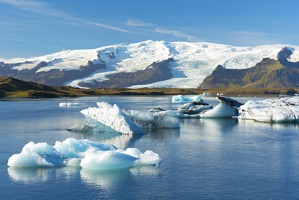 Icebergs floating on Jokulsarlon Glacial Lagoon with Hvannadalshnukur Peak in the background, Iceland, Polar Regions