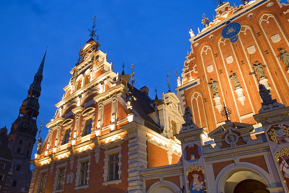 Brotherhood of Blackheads House illuminated at dusk, Old Town, UNESCO World Heritage Site, Riga, Latvia, Europe