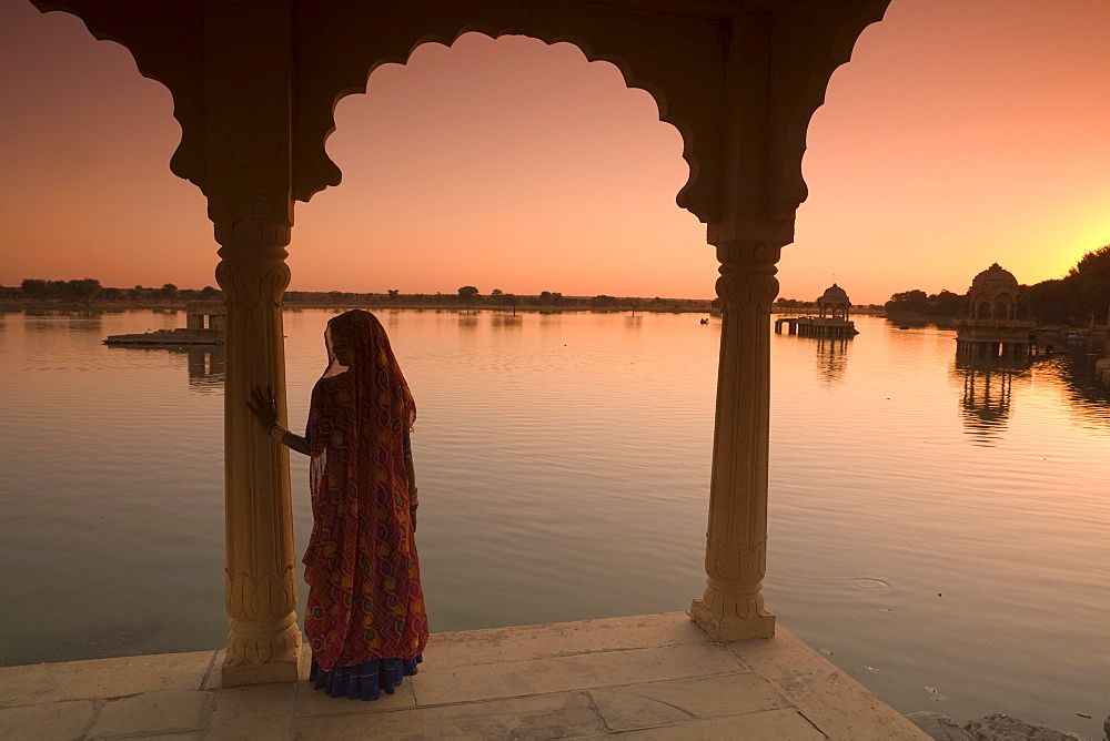 Woman in traditional dress, Jaisalmer, Western Rajasthan, India, Asia 