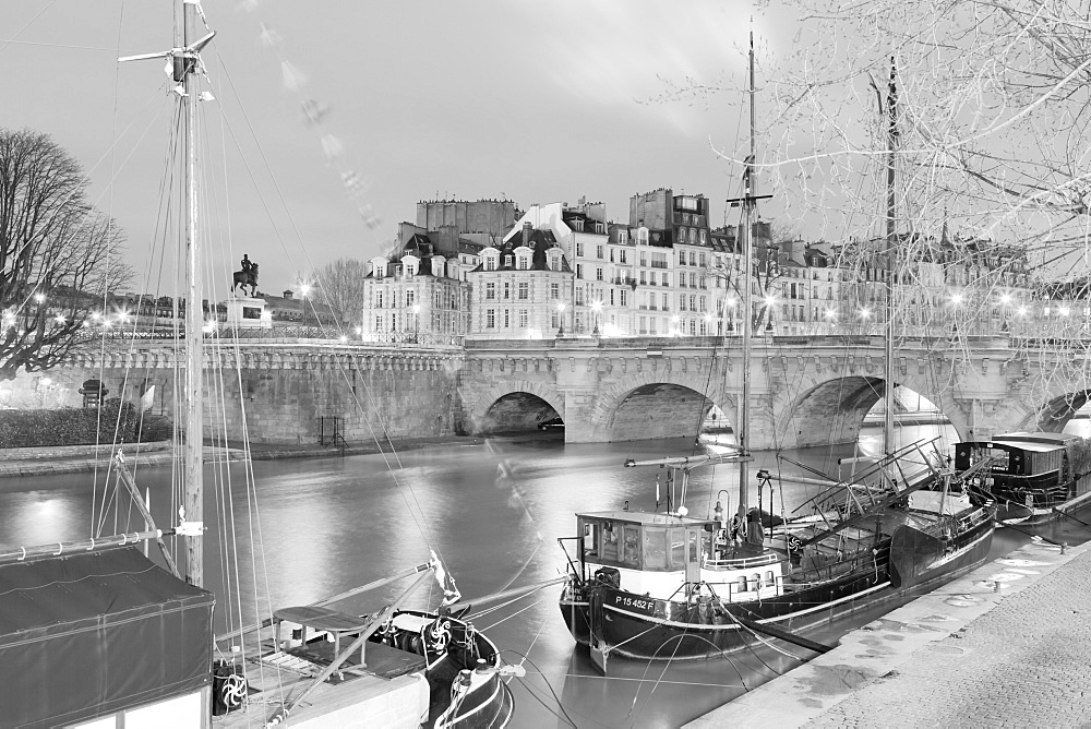 Ships on River Seine and Pont Neuf Bridge, Paris, Ile de France, France, Europe 