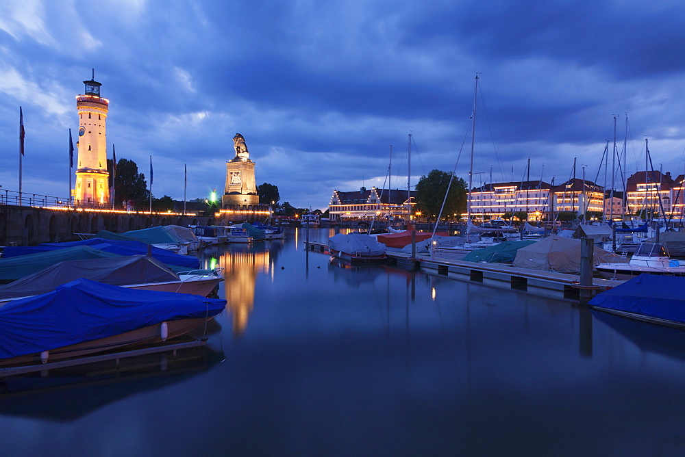 Port with lighthouse and sculpture of the Bavarian Lion, Lake Constance (Bodensee), Bavaria, Germany, Europe 