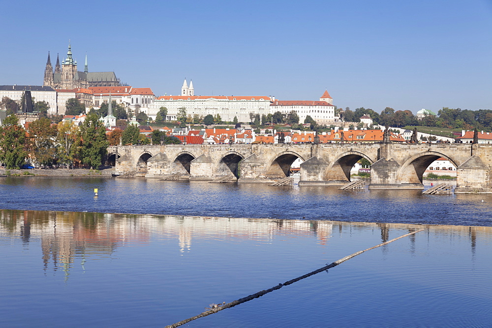 View over the River Vltava to Charles Bridge and the Castle District with St. Vitus Cathedral and Royal Palace, UNESCO World Heritage Site, Prague, Bohemia, Czech Republic, Europe