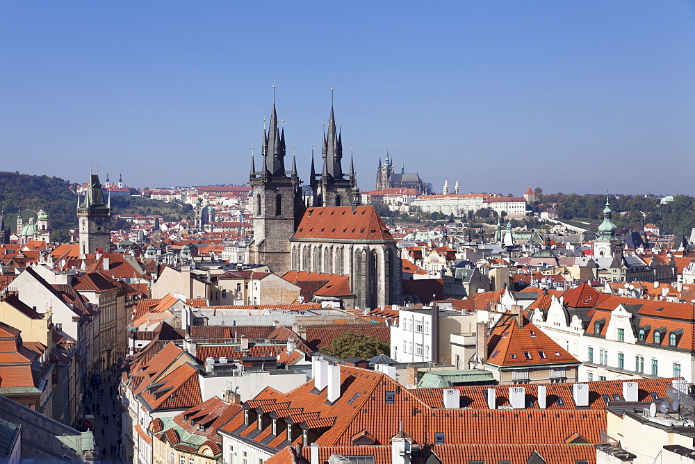 View over the Old Town (Stare Mesto) with Old Town Hall, Tyn Cathedral (Church of Our Lady Before Tyn) to Castle District with Royal Palace and St. Vitus Cathedral, Prague, Bohemia, Czech Republic, Europe