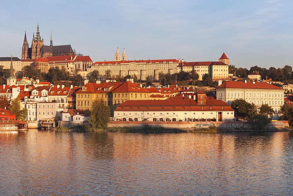 View over the River Vltava to the Castle District with St. Vitus Cathedral and Royal Palace, UNESCO World Heritage Site, Prague, Bohemia, Czech Republic, Europe