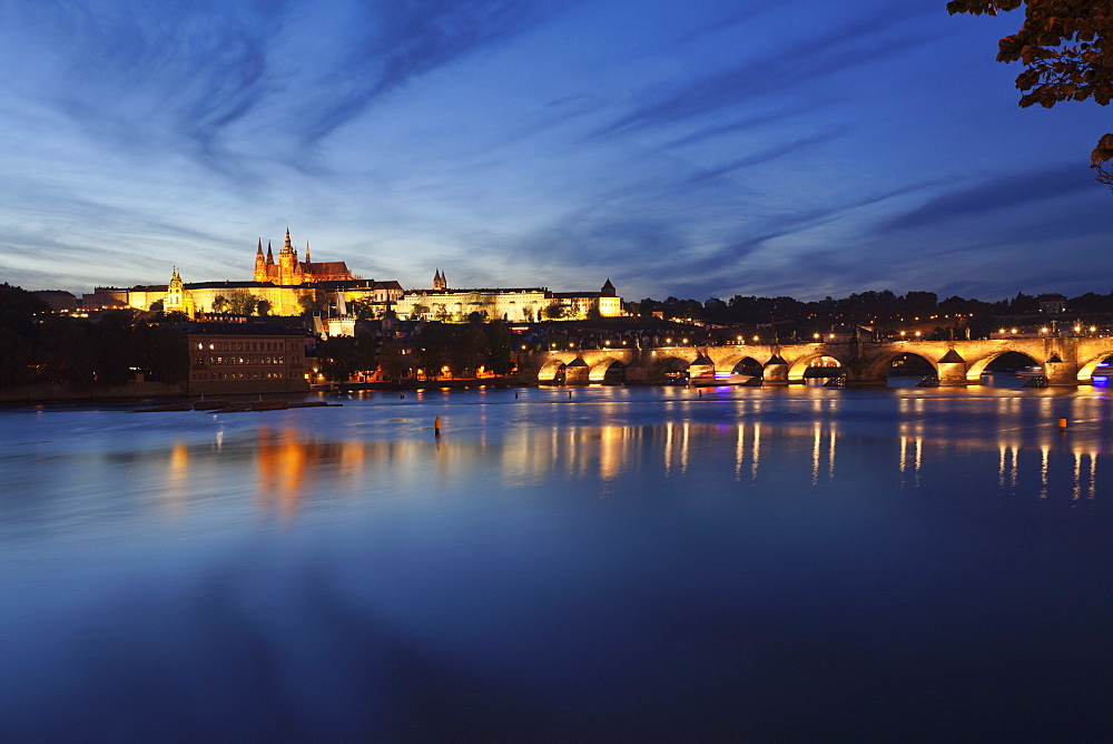 View over the River Vltava to Charles Bridge and the Castle District with St. Vitus Cathedral and Royal Palace, UNESCO World Heritage Site, Prague, Bohemia, Czech Republic, Europe 