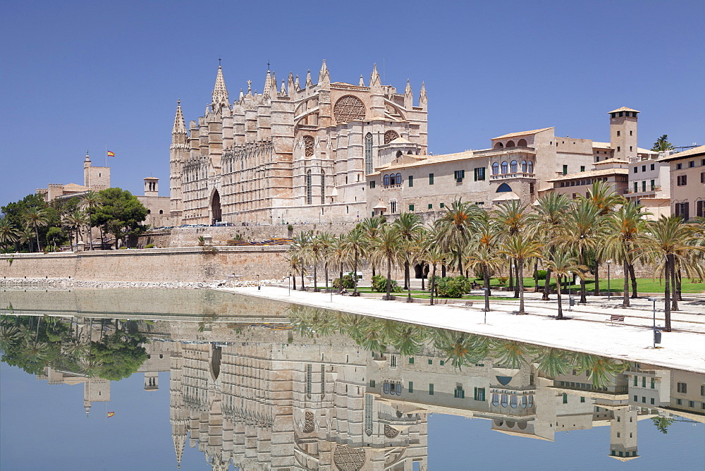 Cathedral of Santa Maria of Palma (La Seu) and Almudaina Palace at Parc de la Mar, Palma de Majorca (Mallorca), Balearic Islands, Spain, Mediterranean, Europe