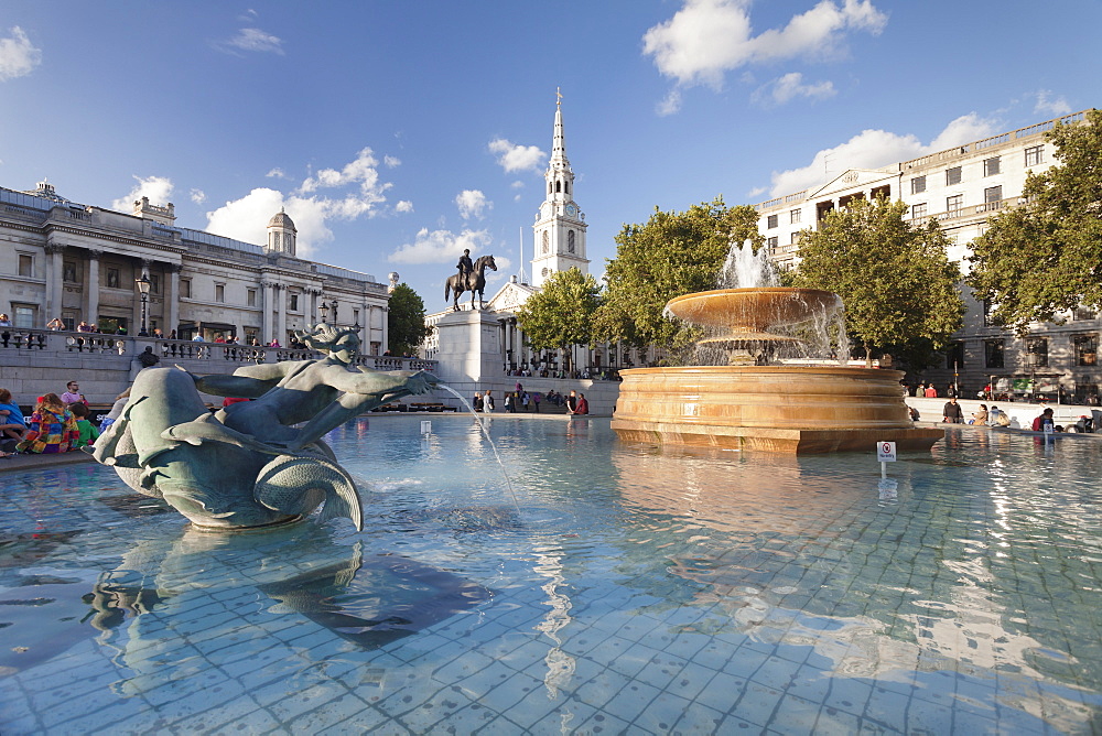 Fountain with statue George IV, National Gallery and St. Martin-in-the-Fields church, Trafalgar Square, London, England, United Kingdom, Europe