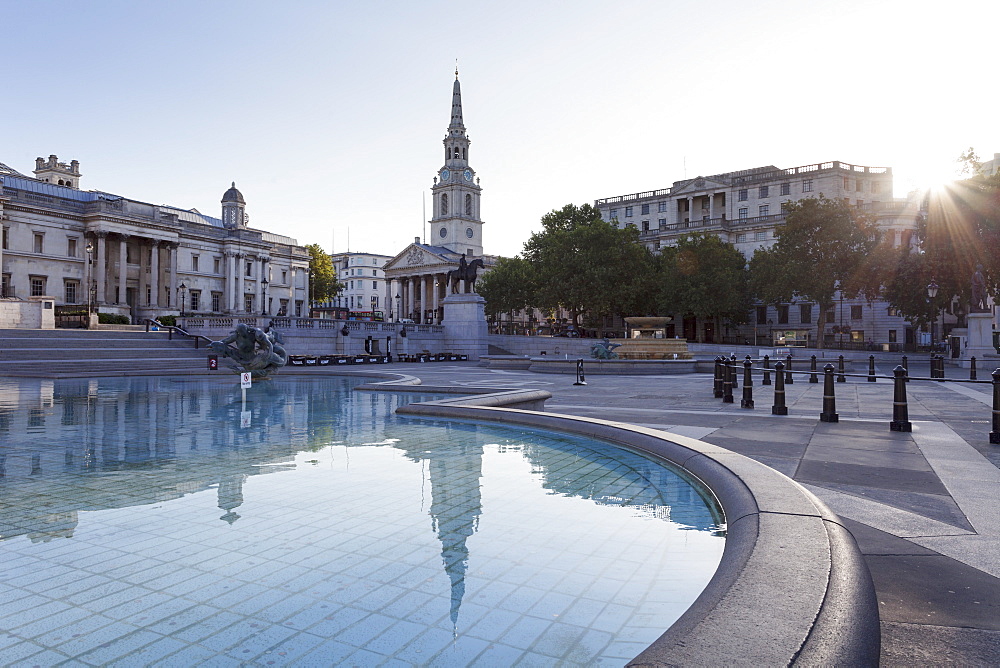 Fountain with statue of George IV, National Gallery and St. Martin-in-the-Fields church, Trafalgar Square, London, England, United Kingdom, Europe