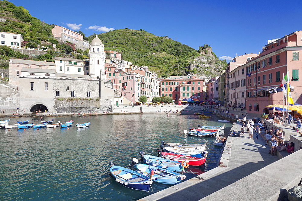 Fishing boats at the harbour, Vernazza, Cinque Terre, UNESCO World Heritage Site, Rivera di Levante, Provinz La Spazia, Liguria, Italy, Europe