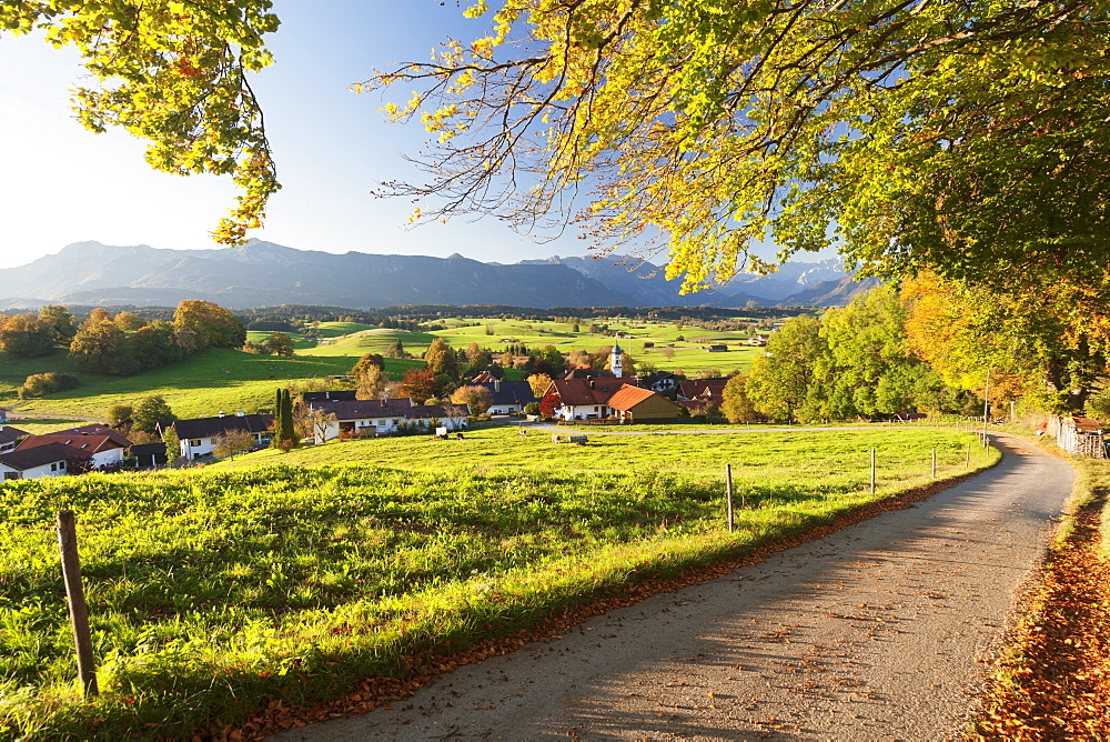 View from Aidlinger Hoehe over Aidling am Riegsee to Wettersteingebirge mountains, Upper Bavaria, Bavarian Alps, Bavaria, Germany, Europe