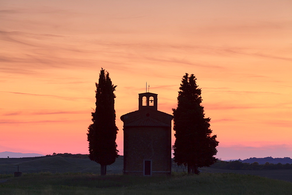 Capella di Vitaleta at sunset, Val d'Orcia (Orcia Valley), UNESCO World Heritage Site, Siena Province, Tuscany, Italy, Europe