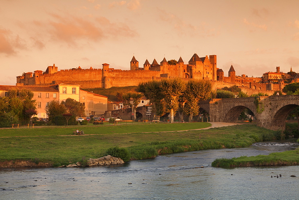 La Cite, medieval fortress city, bridge over River Aude, Carcassonne, UNESCO World Heritage Site, Languedoc-Roussillon, France, Europe