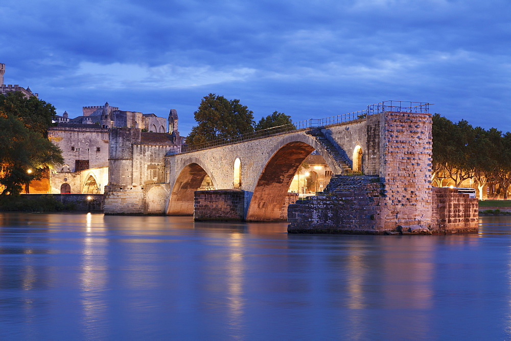 Bridge St. Benezet over Rhone River with Papal Palace, UNESCO World Heritage Site, Avignon, Vaucluse, Provence, Provence-Alpes-Cote d'Azur, Southern France, France, Europe