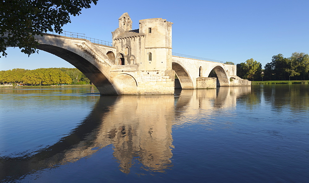 Bridge St. Benezet over Rhone River at sunset, UNESCO World Heritage Site, Avignon, Vaucluse, Provence, Provence-Alpes-Cote d'Azur, France, Europe