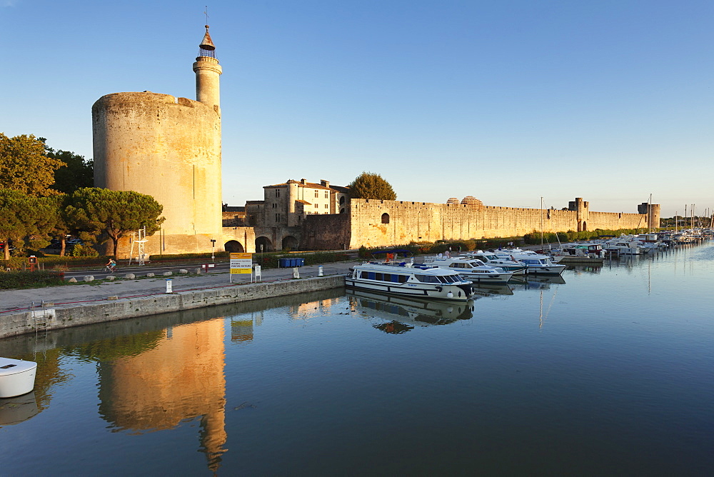 Tour de Constance tower and city wall at sunset, Aigues Mortes, Petit Camargue, Department Gard, Languedoc-Roussillon, France, Europe