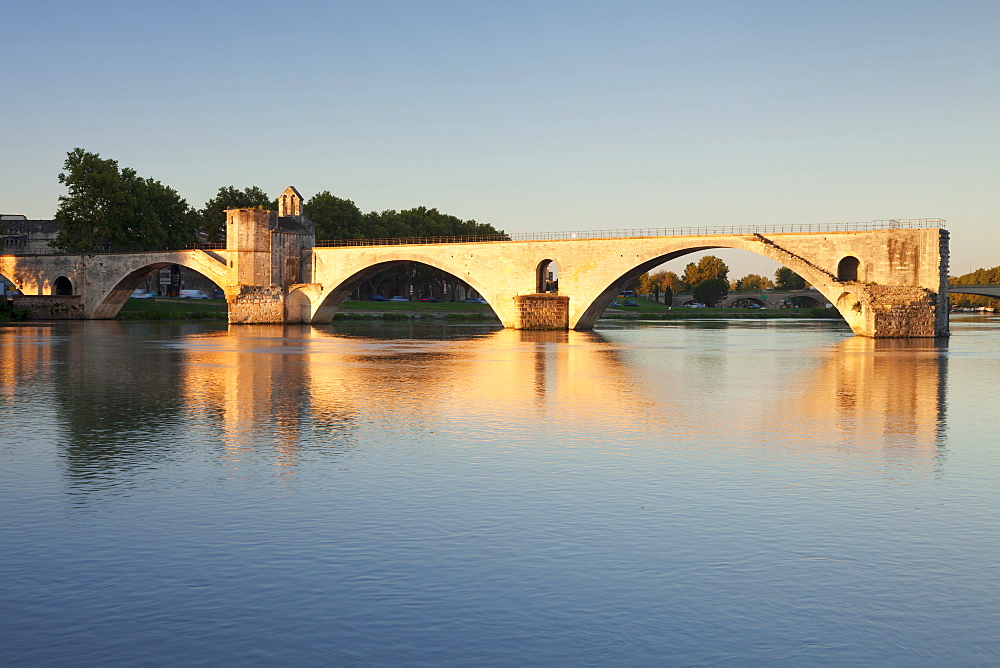 Bridge St. Benezet over Rhone River at sunrise, UNESCO World Heritage Site, Avignon, Vaucluse, Provence-Alpes-Cote d'Azur, France, Europe