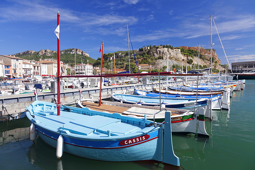 Fishing boats at the harbour, castle in the background, Cassis, Provence, Provence-Alpes-Cote d'Azur, France, Mediterranen, Europe