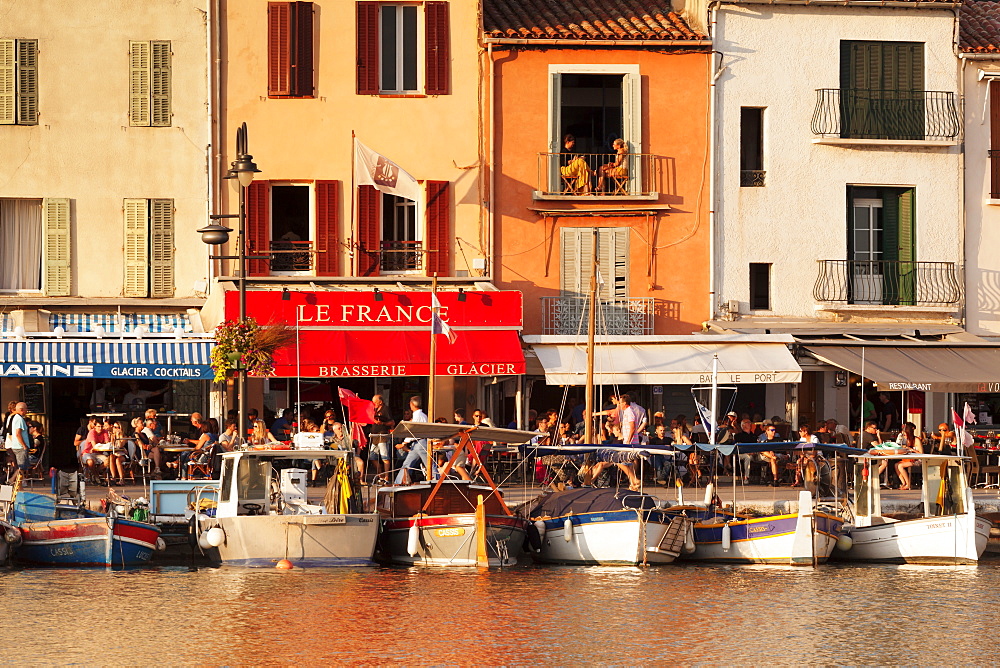 Fishing boats at the harbour, restaurants and street cafes on the promenade, Cassis, Provence, Provence-Alpes-Cote d'Azur, France, Mediterranen, Europe