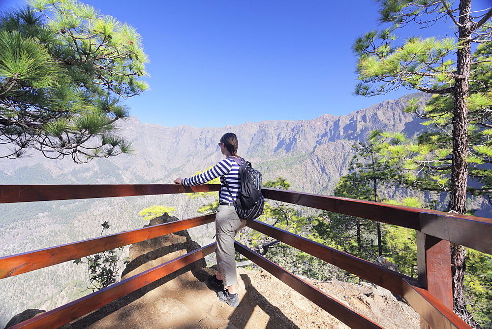 Hiker at Mirador de la Cumbrecita looking into Caldera de Taburiente, Parque Nacional de la Caldera de Taburiente, UNESCO Biosphere Reserve, La Palma, Canary Islands, Spain, Europe