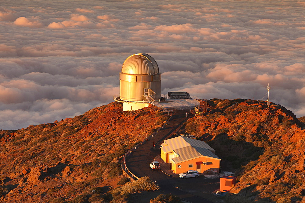 Observatory on Roque de los Muchachos at sunset, Parque Nacional de la Caldera de Taburiente, UNESCO Biosphere Reserve, La Palma, Canary Islands, Spain, Europe