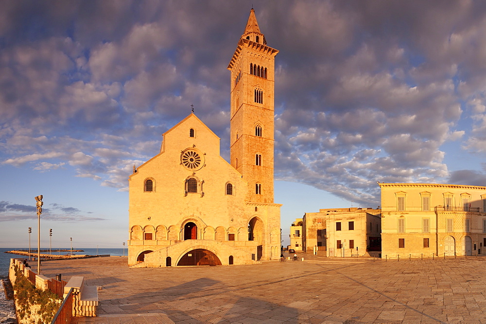 San Nicola Pellegrino cathedral at sunset, Piazza del Duomo, Trani, Le Murge, Barletta-Andria-Trani district, Puglia, Italy, Europe