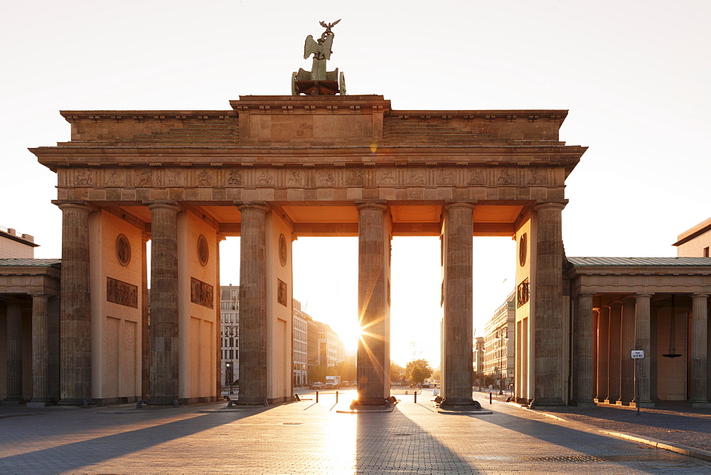 Brandenburg Gate (Brandenburger Tor) at sunrise, Platz des 18 Marz, Berlin Mitte, Berlin, Germany