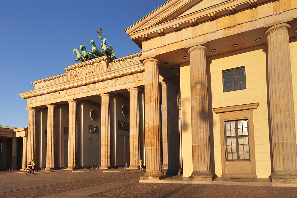 Brandenburg Gate (Brandenburger Tor) at sunrise, Quadriga, Berlin Mitte, Berlin, Germany, Europe