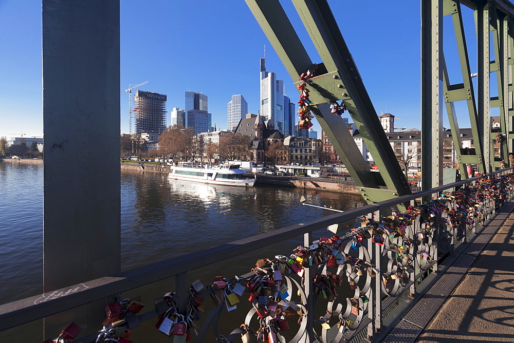 Eiserner Steg, iron footbridge with view to financial district, Frankfurt, Hesse, Germany, Europe