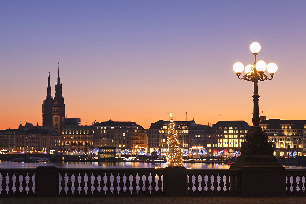 View over Binnenalster Lake (Inner Alster) to the Christmas market at Jungfernstieg and City Hall, Hamburg, Hanseatic City, Germany, Europe