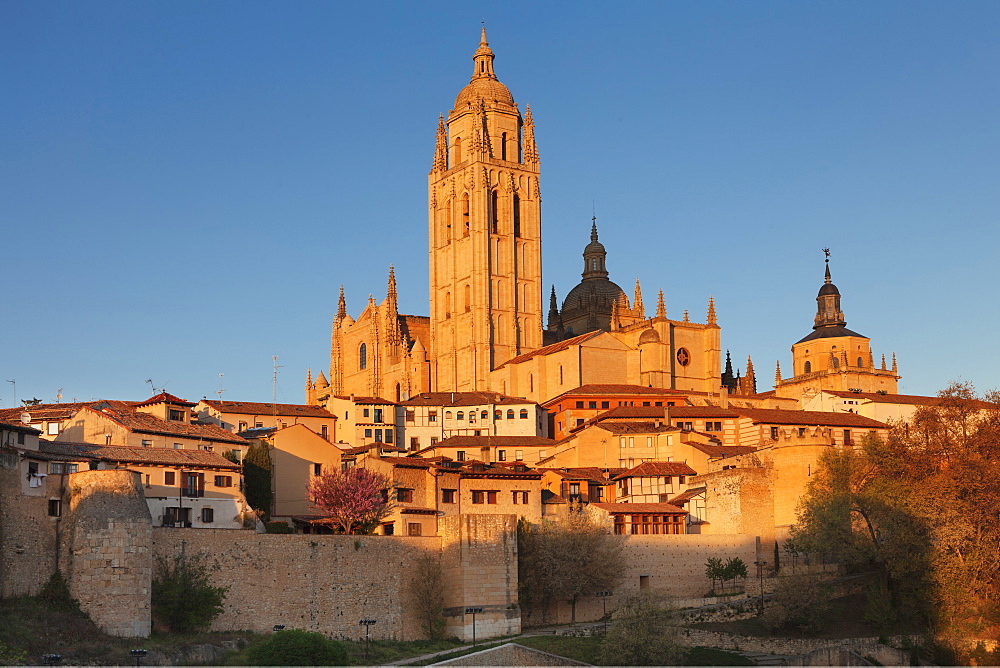 Old town, town wall and Cathedral at sunset, UNESCO World Heritage Site, Segovia, Castillia y Leon, Spain, Europe