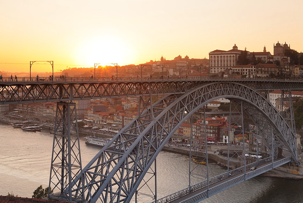 Ponte Dom Luis I Bridge at sunset, Ribeira District, UNESCO World Heritage Site, Porto (Oporto), Portugal, Europe