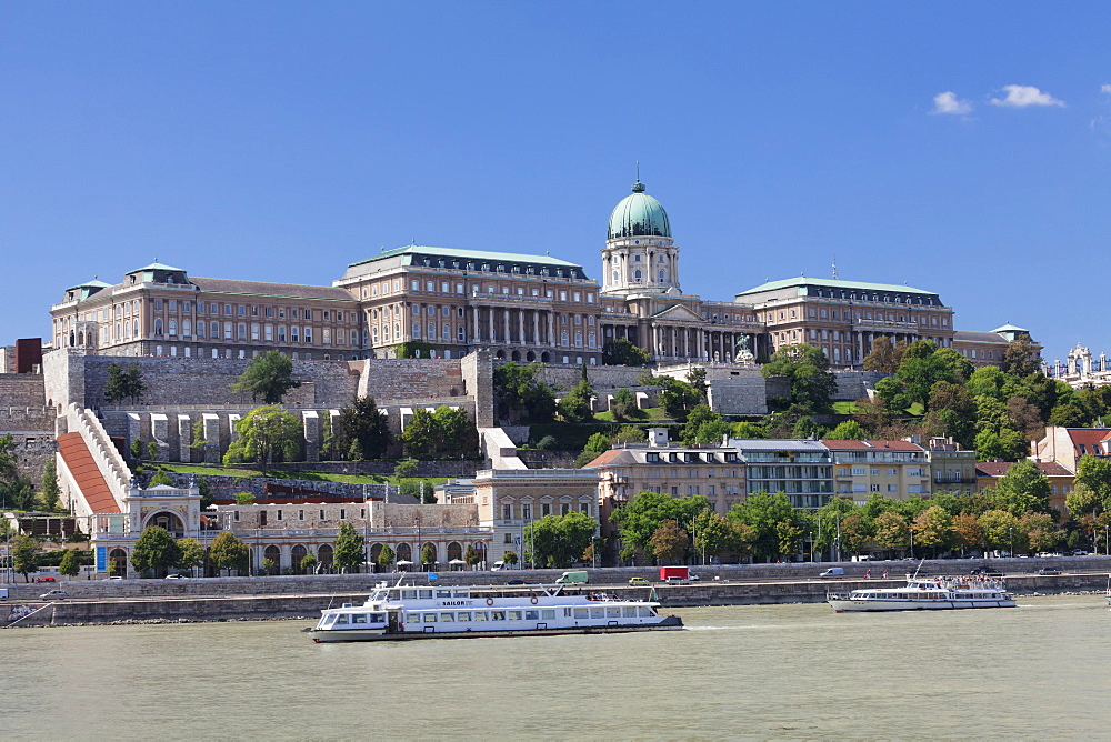 View over Danube River to the Royal Palace, Buda Castle, UNESCO World Heritage Site, Budapest, Hungary, Europe