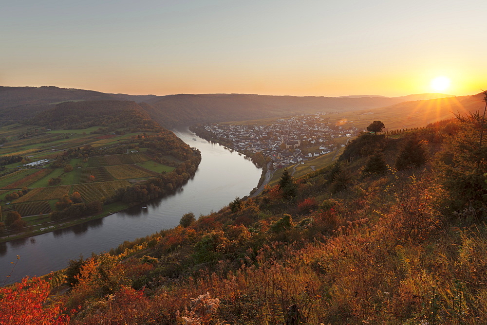 Loop of Moselle River at sunset near the town of Kroev, Rhineland-Palatinate, Germany, Europe