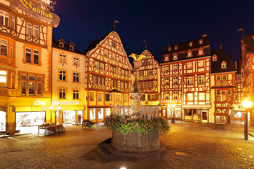 Michaelsbrunnen Fountain at marketplace, Bernkastel-Kues, Moselle Valley, Rhineland-Palatinate, Germany, Europe