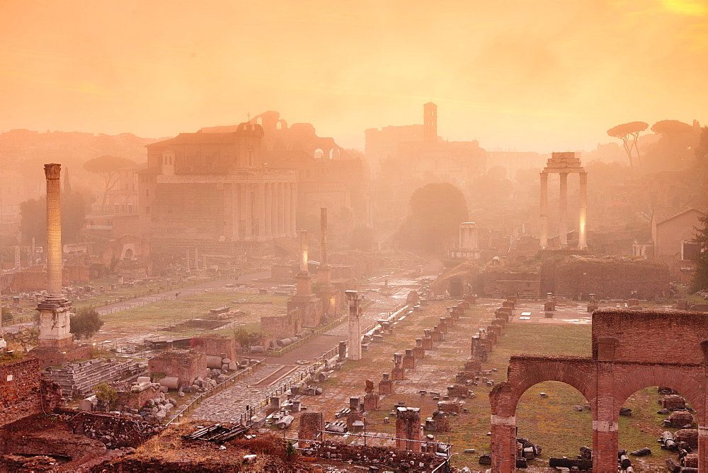 Roman Forum (Foro Romano) at sunrise, UNESCO World Heritage Site, Rome, Lazio, Italy, Europe