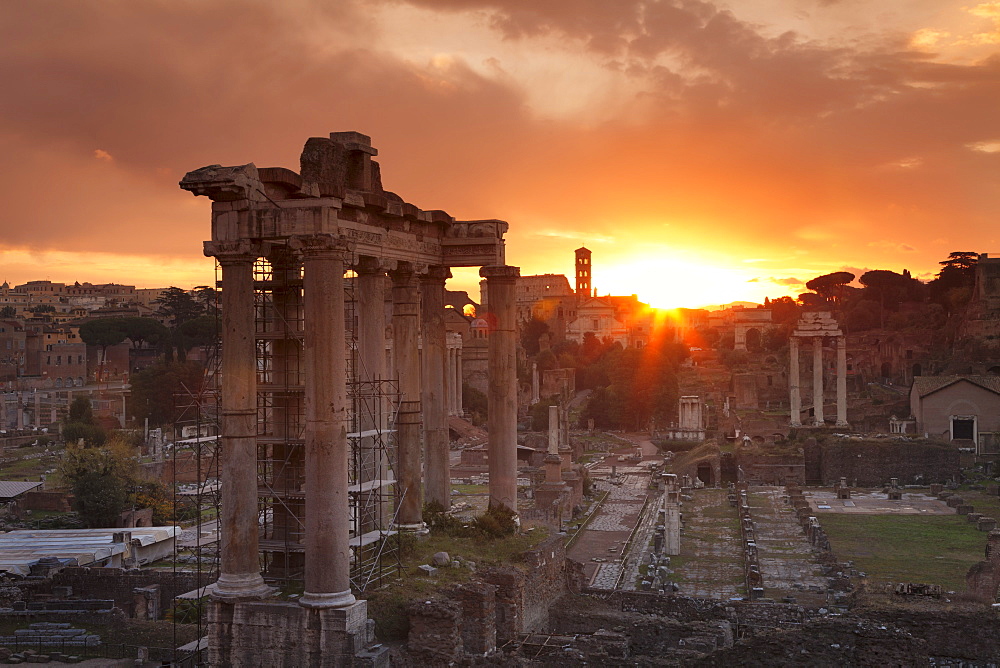 Roman Forum (Foro Romano), Temple of Saturn and Colosseum, UNESCO World Heritage Site, Rome, Lazio, Italy, Europe