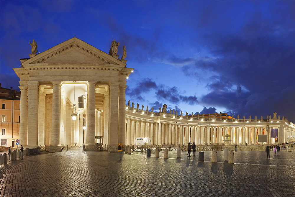 St. Peter's Square, Colonnade of Bernini, UNESCO World Heritage Site, Vatican City, Rome, Lazio, Italy, Europe