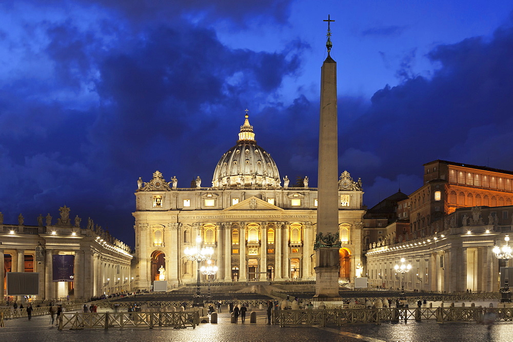 St. Peter's Basilica (Basilica di San Pietro), St. Peter's Square (Piazza de San Pietro), UNESCO World Heritage Site, Vatican City, Rome, Lazio, Italy, Europe