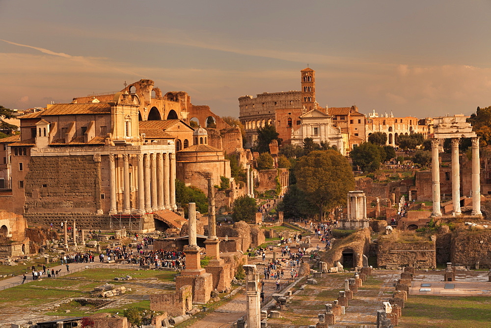 Roman Forum (Foro Romano), Colosseum behind, UNESCO World Heritage Site, Rome, Lazio, Italy, Europe