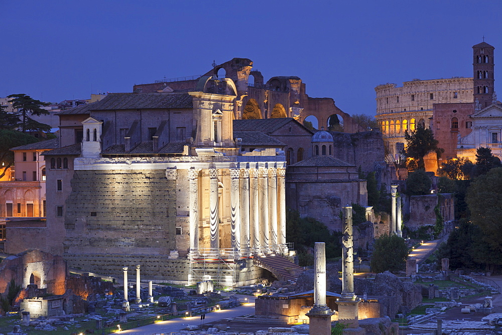 Roman Forum (Foro Romano), Colosseum behind, UNESCO World Heritage Site, Rome, Lazio, Italy, Europe