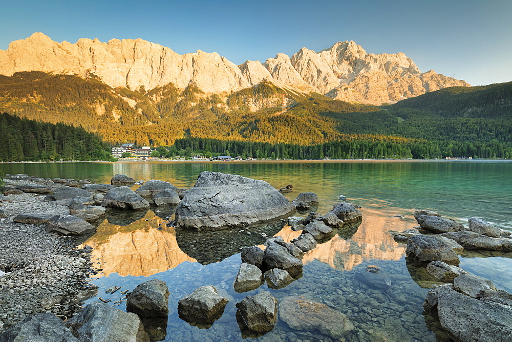 Eibsee Lake, Eibsee Hotel and Wettersteingebirge Mountains, near Grainau, Werdenfelser Land range, Upper Bavaria, Bavaria, Germany, Europe