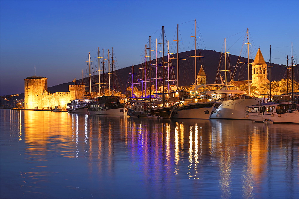 Sea Front Harbour and Kamerlengo Fortress, Old Town of Trogir, UNESCO World Heritage Site, Dalmatia, Croatia, Europe