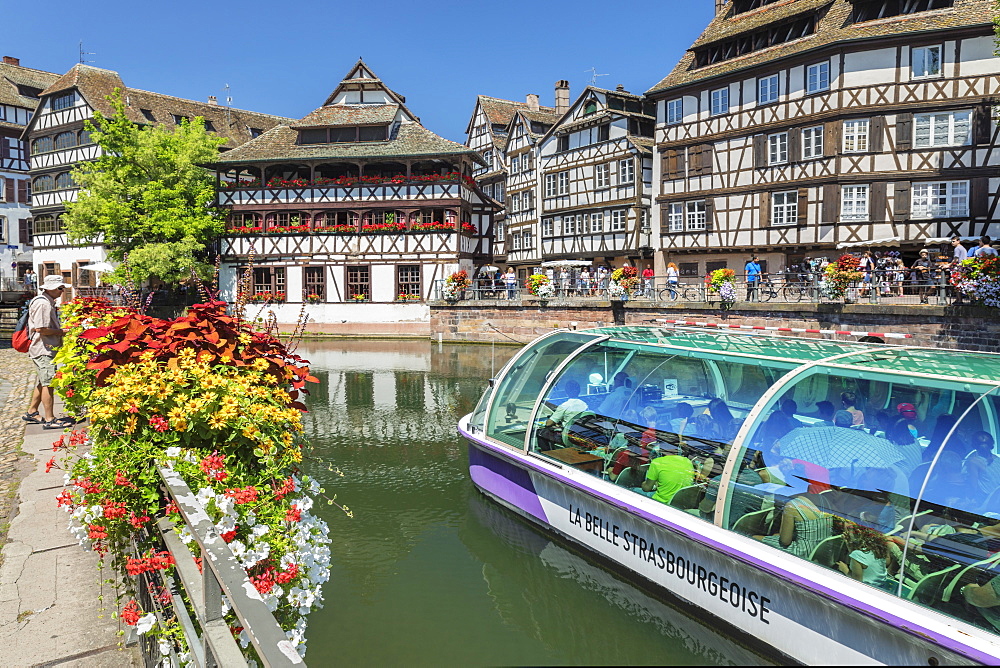 Excursion boat on River Ill, Maison des Tanneurs, La Petite France, UNESCO World Heritage Site, Strasbourg, Alsace, France, Europe