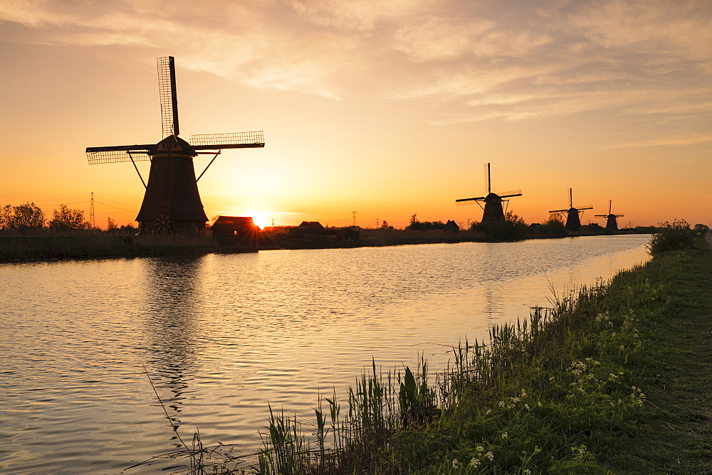 Windmills at sunrise, Kinderdijk, UNESCO World Heritage Site, South Holland, Netherlands, Europe