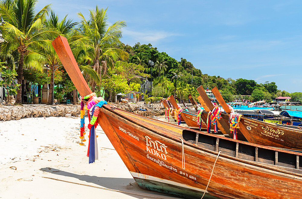 Longtail boat on Ton Sai Beach, Ko Phi Phi Don, Krabi, Thailand, Andaman Sea, Indian Ocean, Southeast Asia, Asia